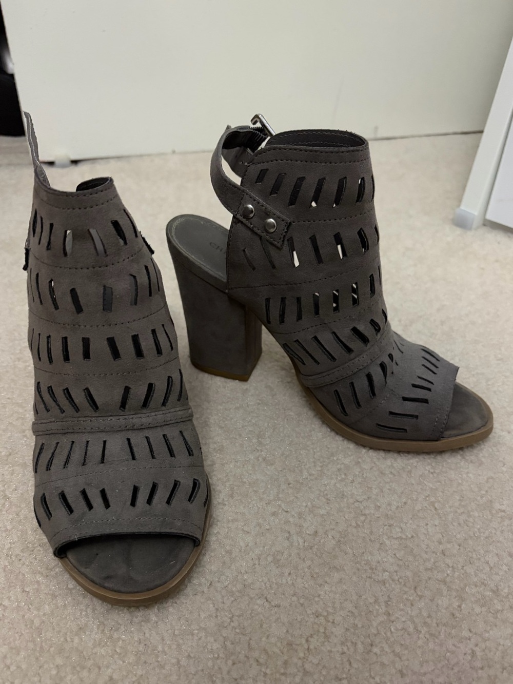 Women's Gray Cutout Block Heel Sandals